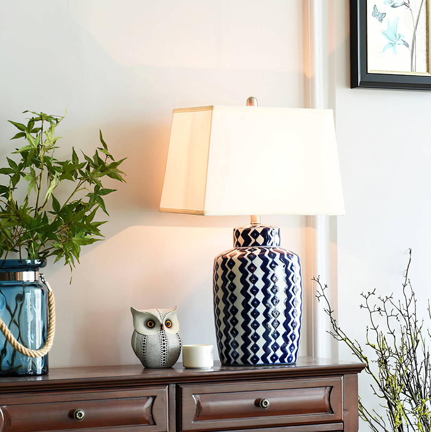 Astra blå og hvid porcelænsbordlampe med satin-nikkel finish
