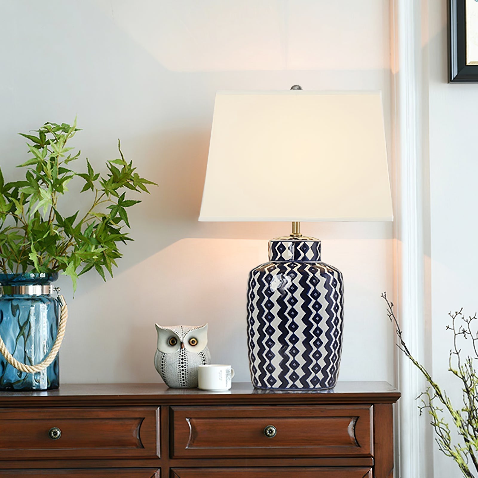 Astra blå og hvid porcelænsbordlampe med satin-nikkel finish