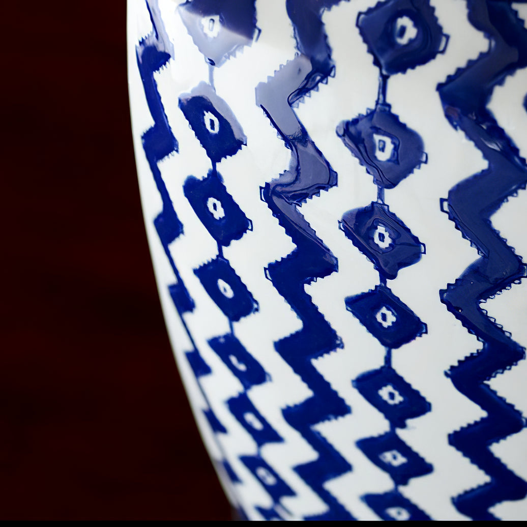 Astra blå og hvid porcelænsbordlampe med satin-nikkel finish