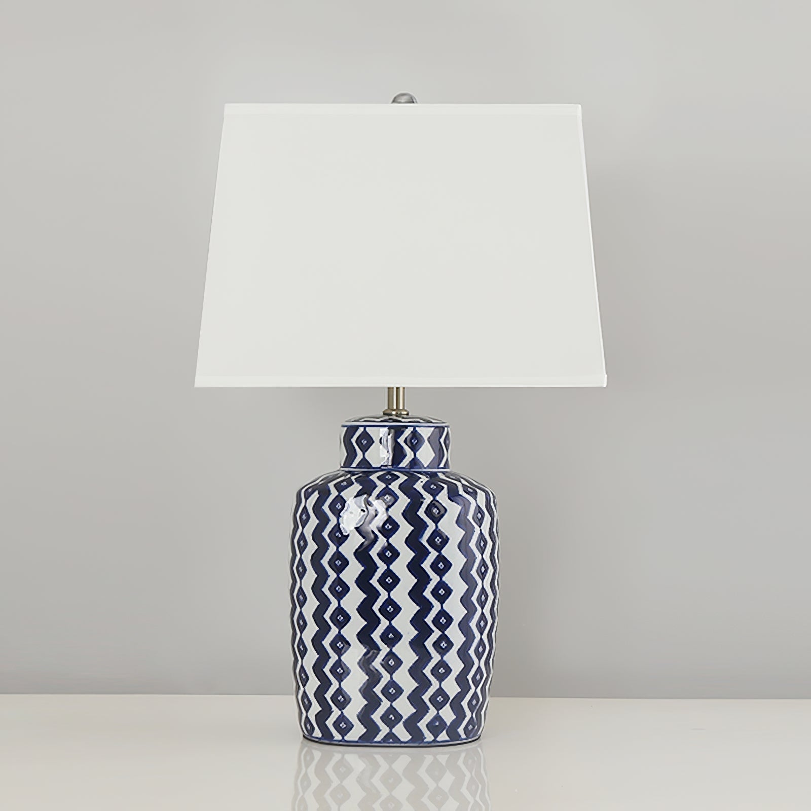 Astra blå og hvid porcelænsbordlampe med satin-nikkel finish
