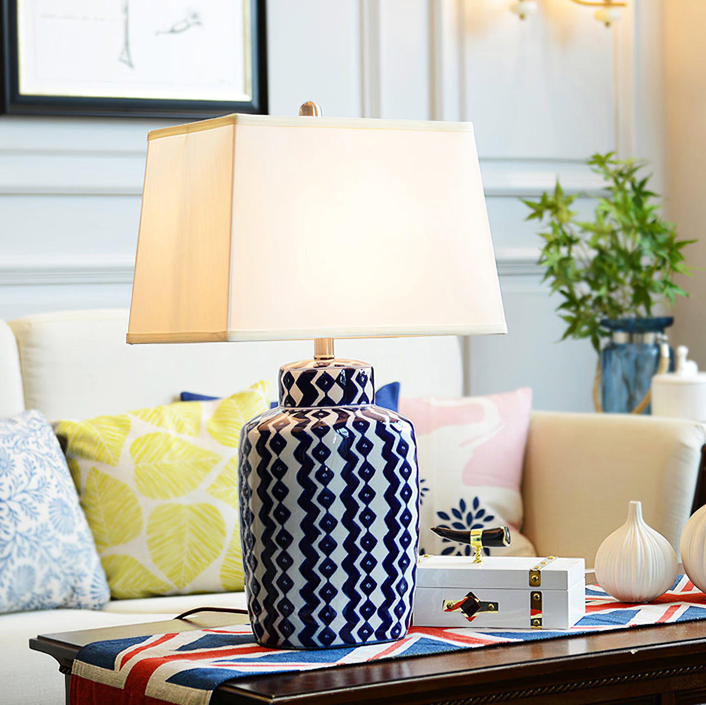 Astra blå og hvid porcelænsbordlampe med satin-nikkel finish