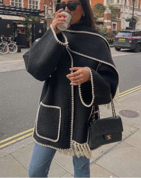 MILA – Manteau en Laine avec Écharpe Intégrée