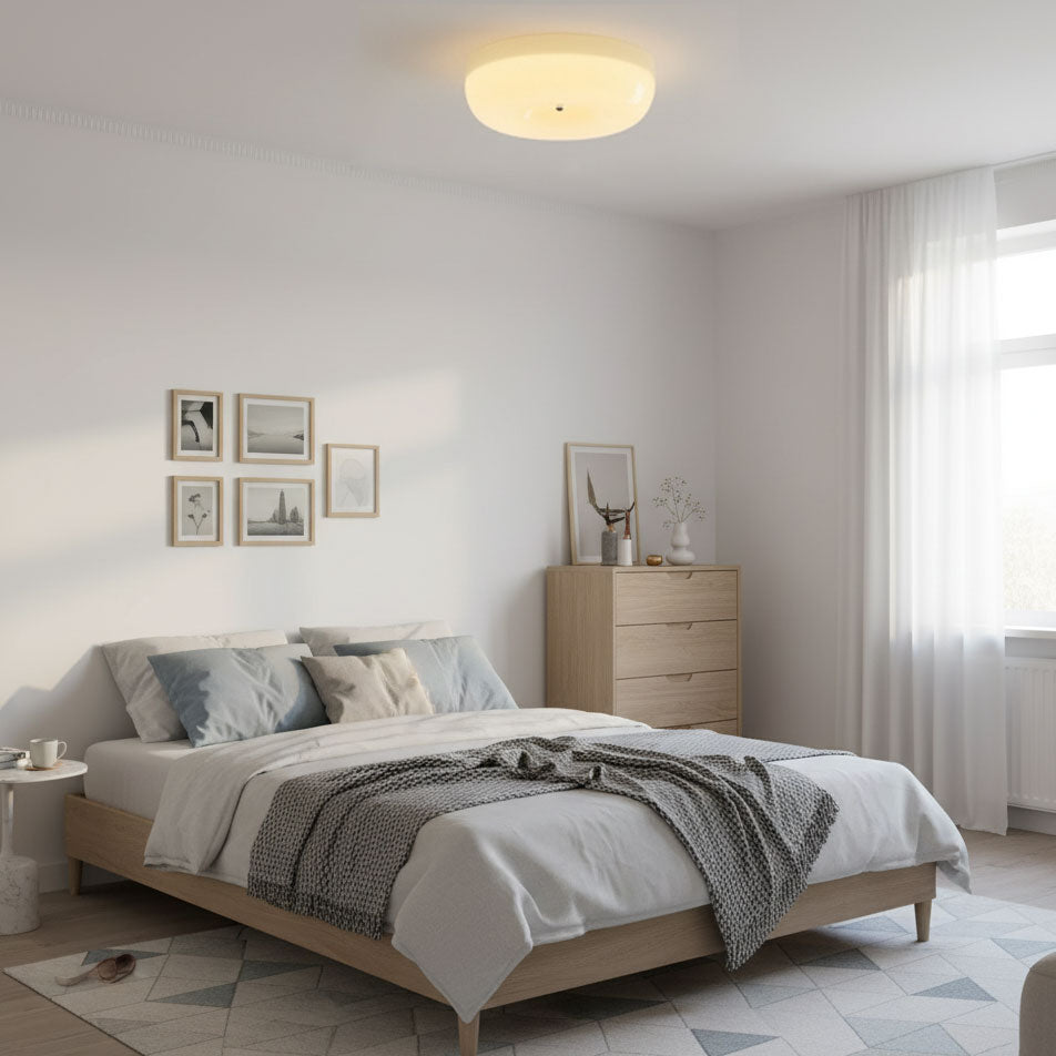 Lámpara de techo de vidrio lechoso color crema con acento plateado, regulable en blanco cálido