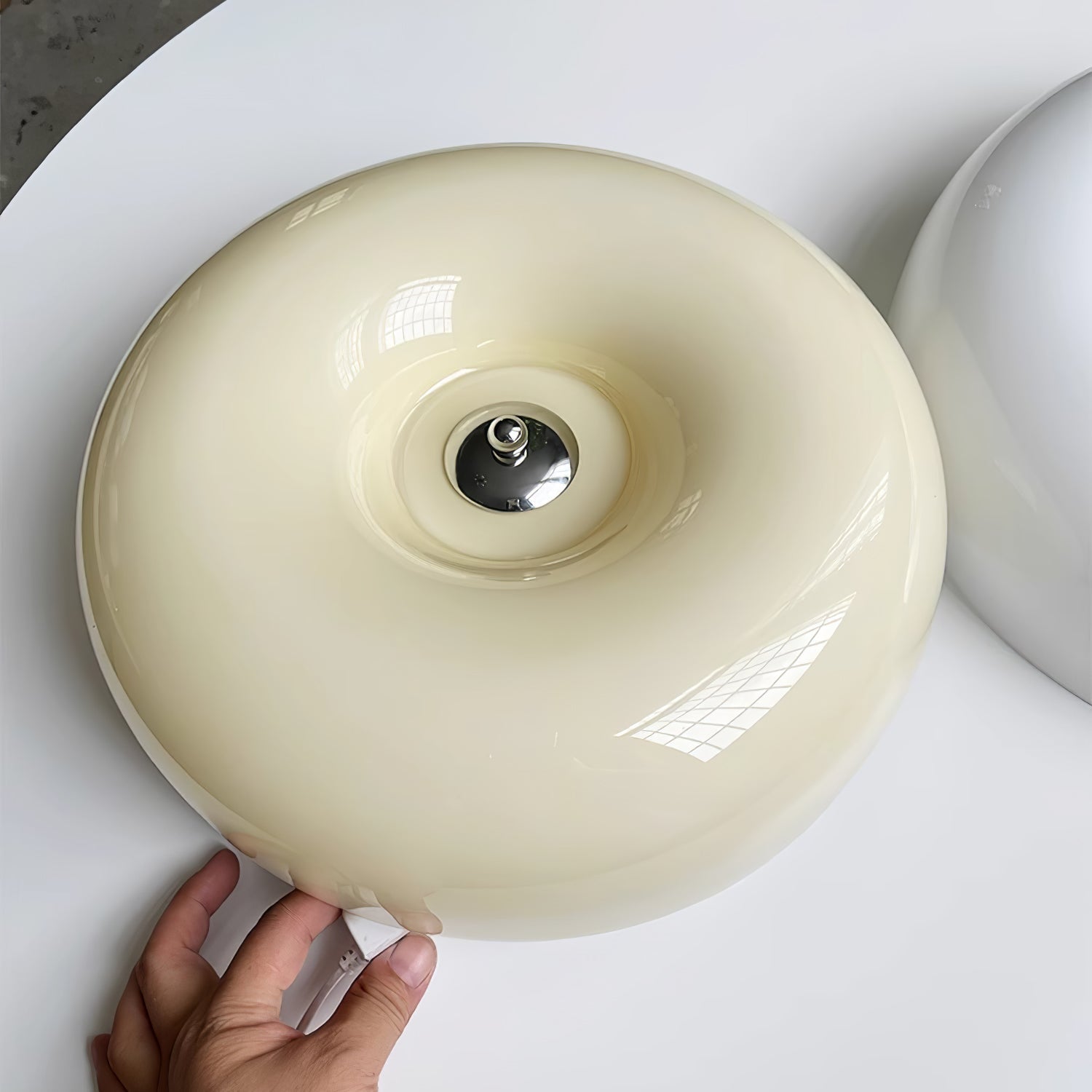 Lámpara de techo de vidrio lechoso color crema con acento plateado, regulable en blanco cálido