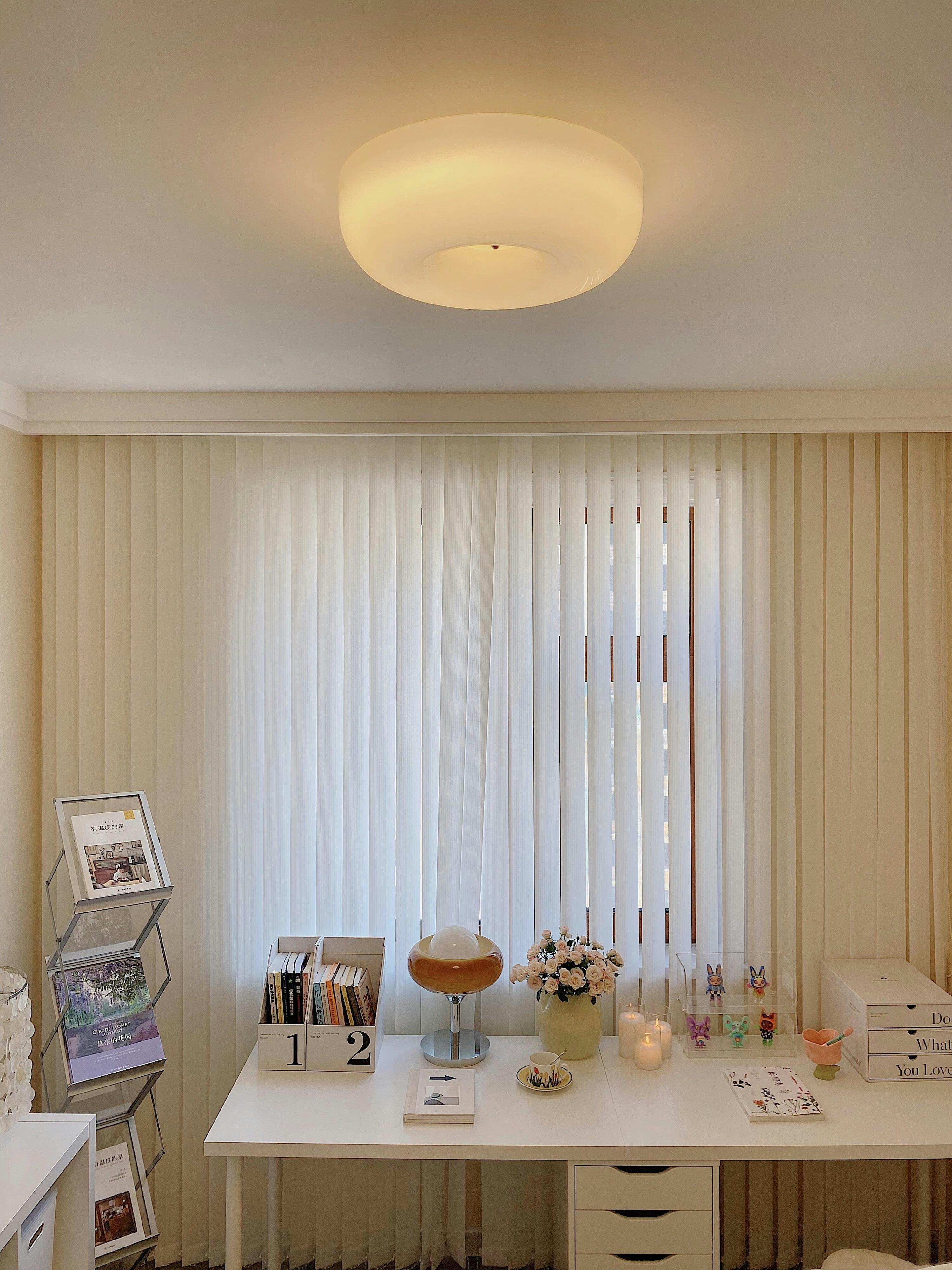 Lámpara de techo de vidrio lechoso color crema con acento plateado, regulable en blanco cálido
