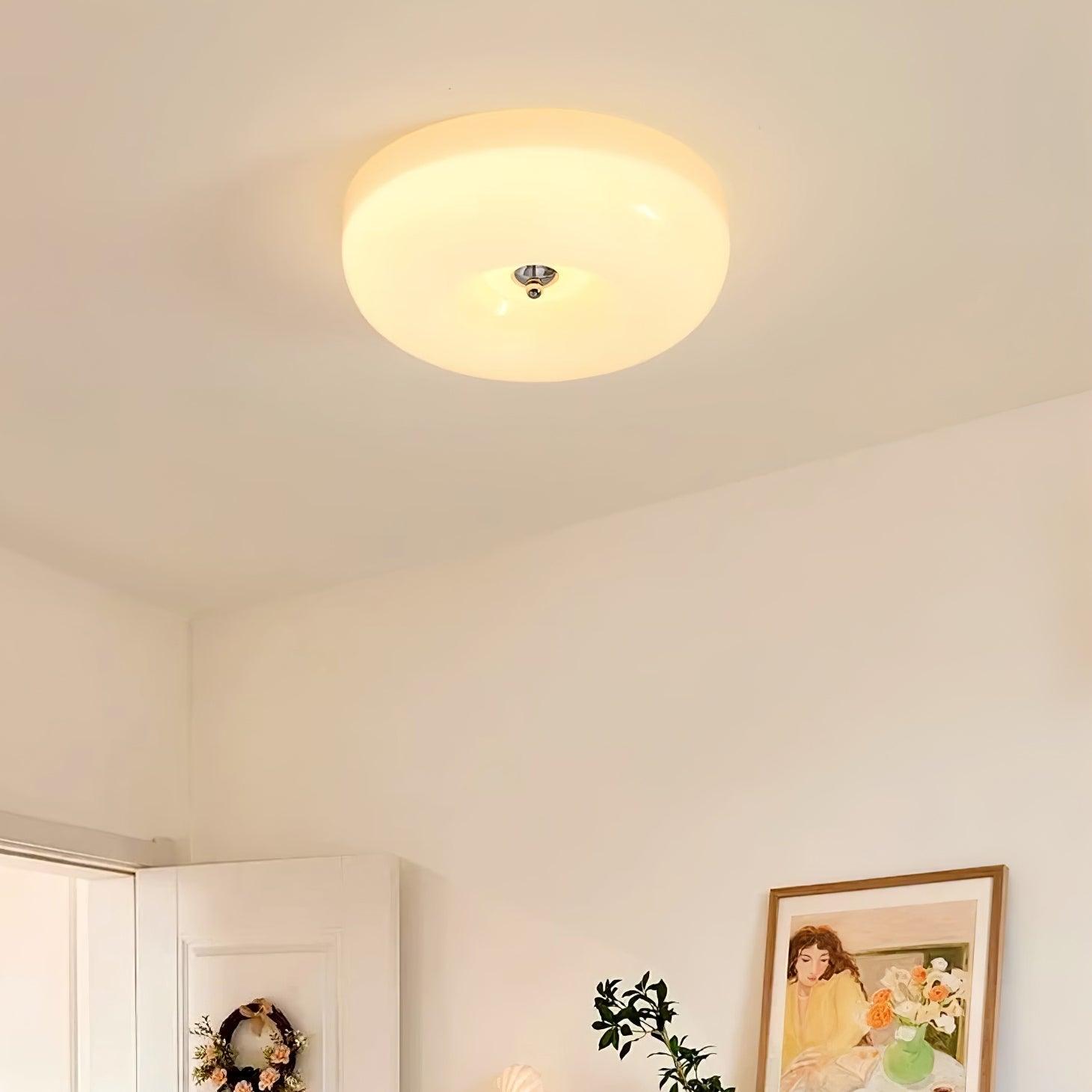 Lámpara de techo de vidrio lechoso color crema con acento plateado, regulable en blanco cálido