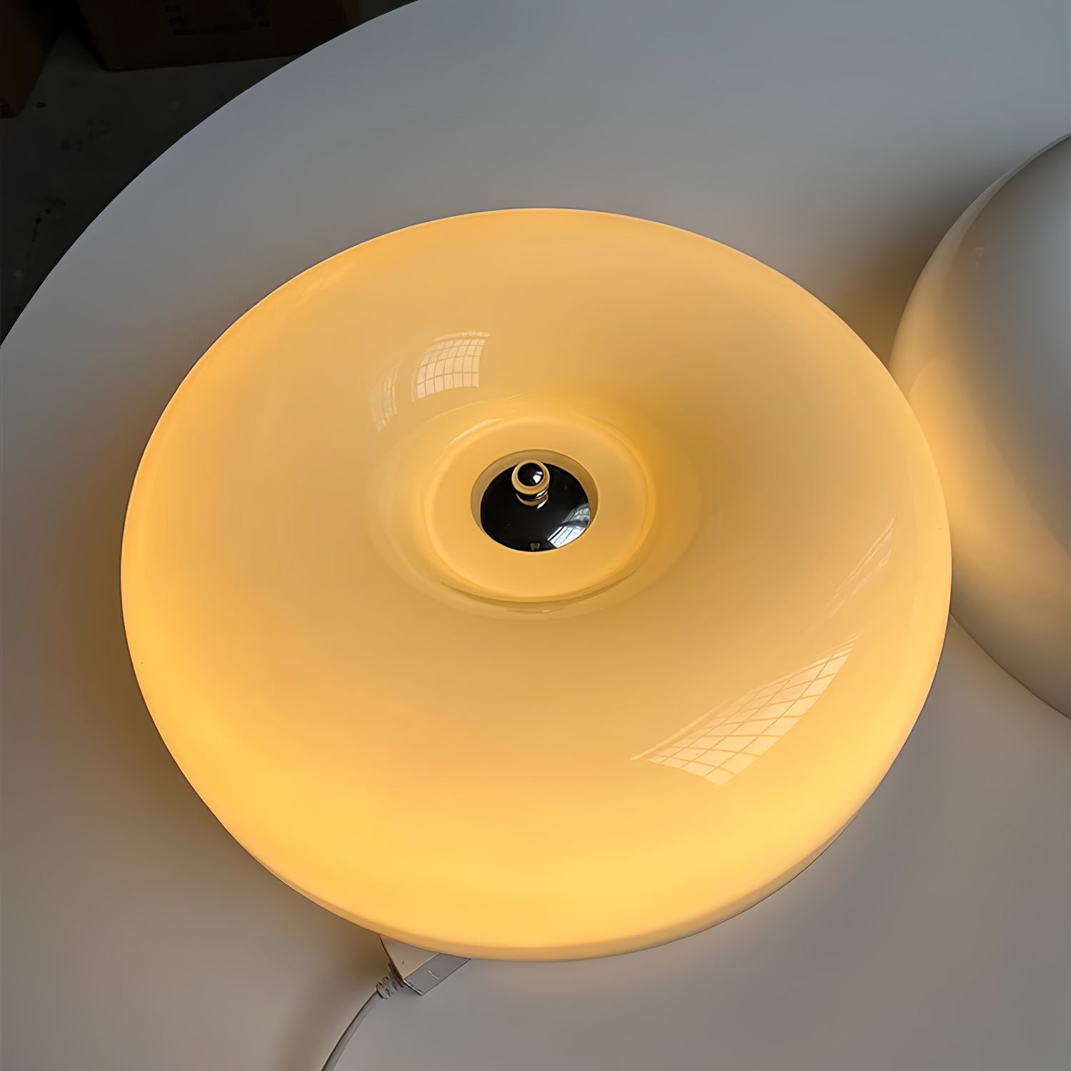 Lámpara de techo de vidrio lechoso color crema con acento plateado, regulable en blanco cálido