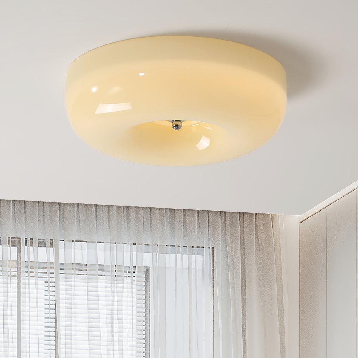 Lámpara de techo de vidrio lechoso color crema con acento plateado, regulable en blanco cálido