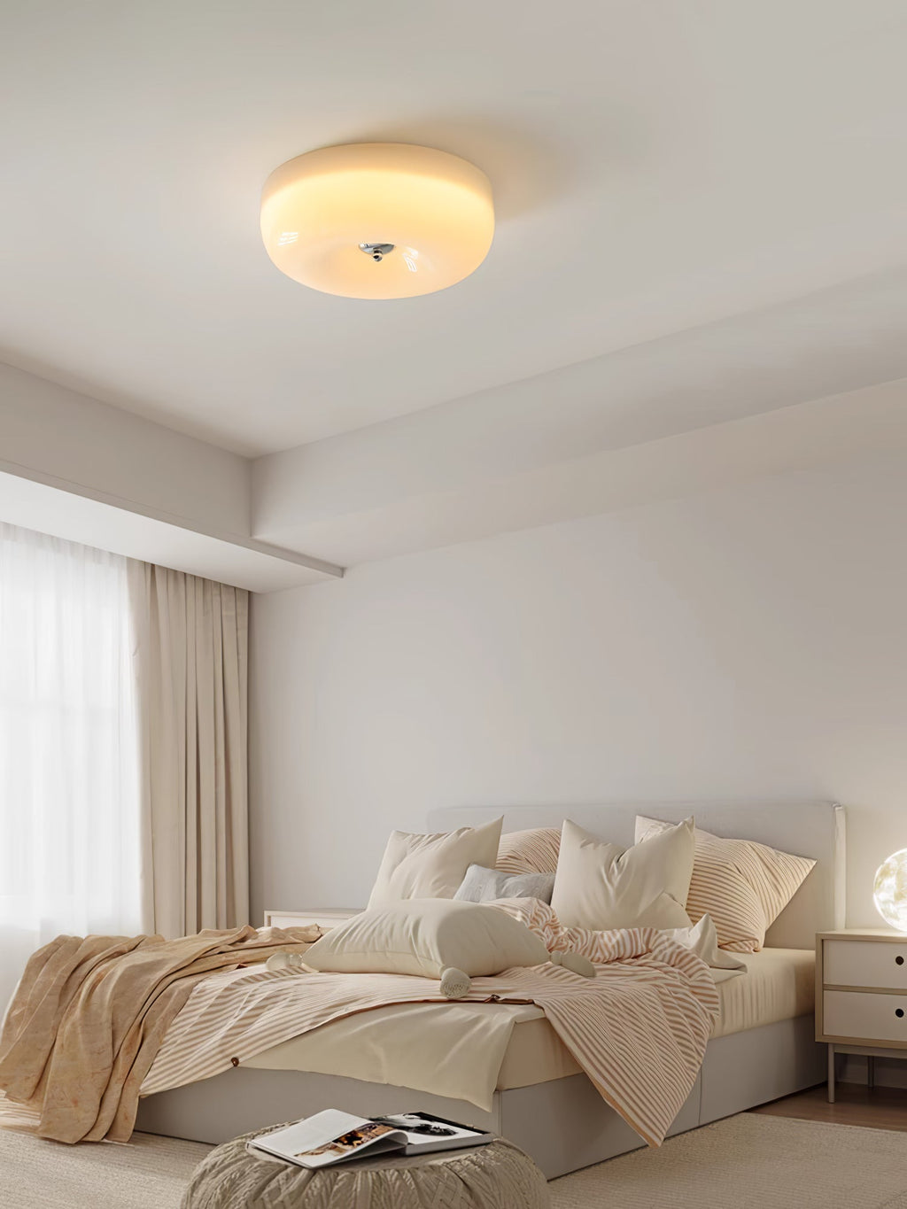 Lámpara de techo de vidrio lechoso color crema con acento plateado, regulable en blanco cálido