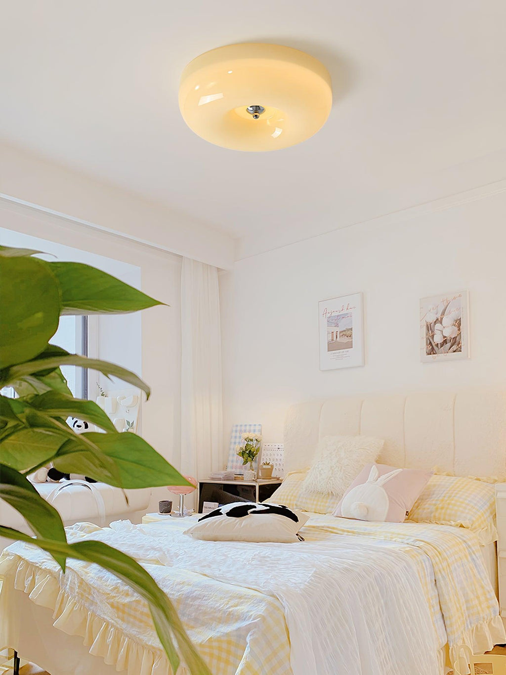 Lámpara de techo de vidrio lechoso color crema con acento plateado, regulable en blanco cálido