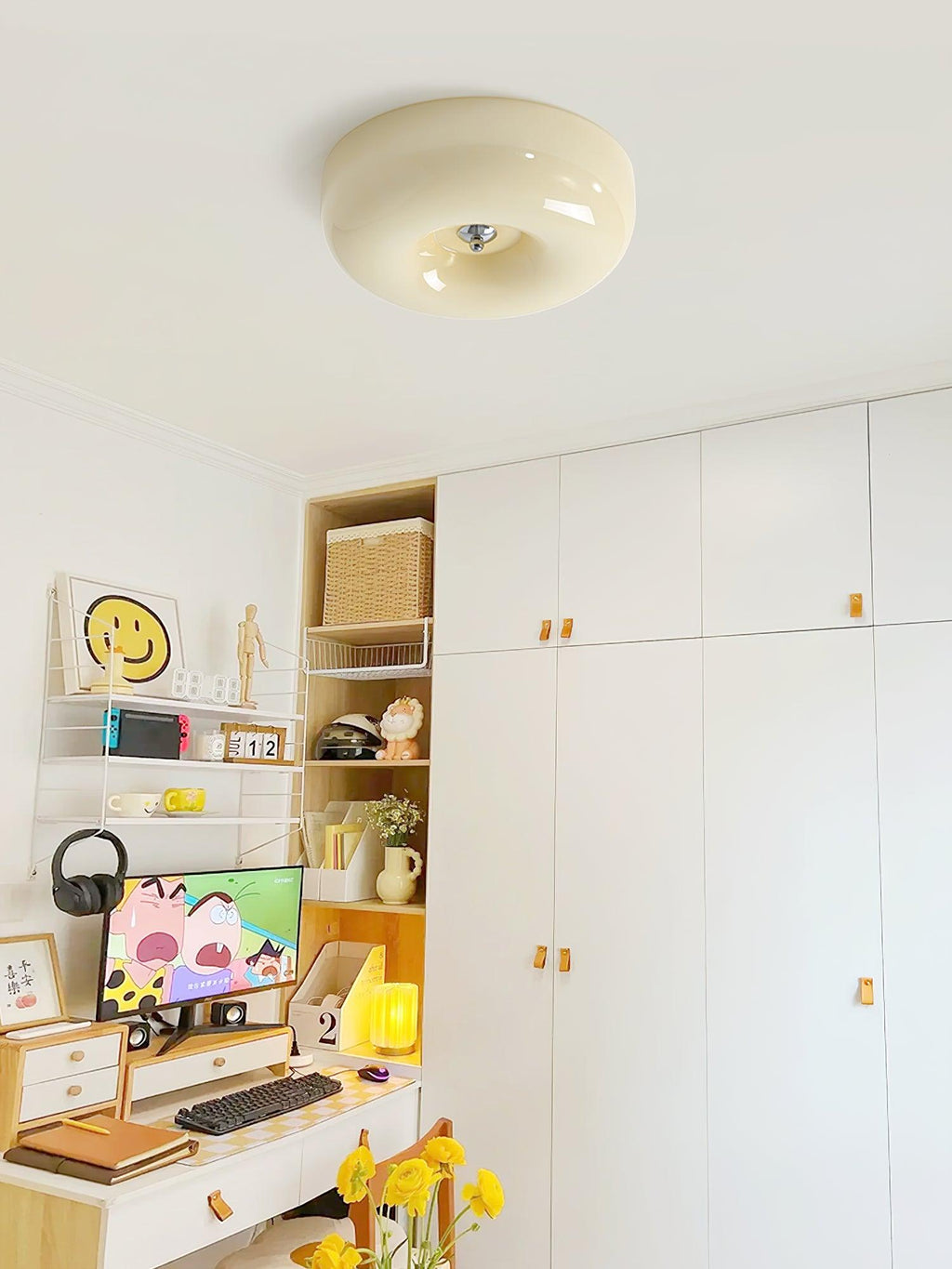 Lámpara de techo de vidrio lechoso color crema con acento plateado, regulable en blanco cálido