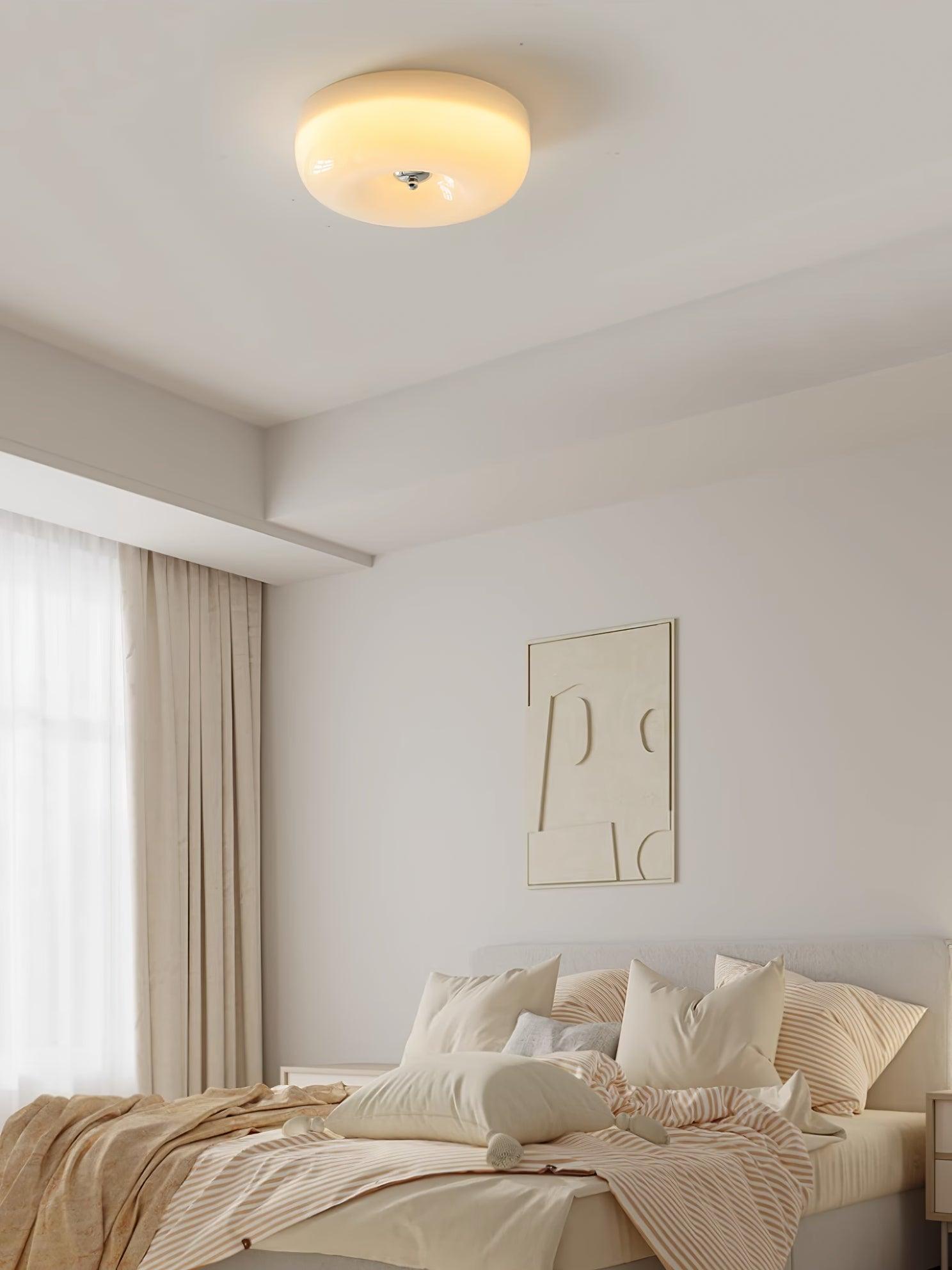 Lámpara de techo de vidrio lechoso color crema con acento plateado, regulable en blanco cálido