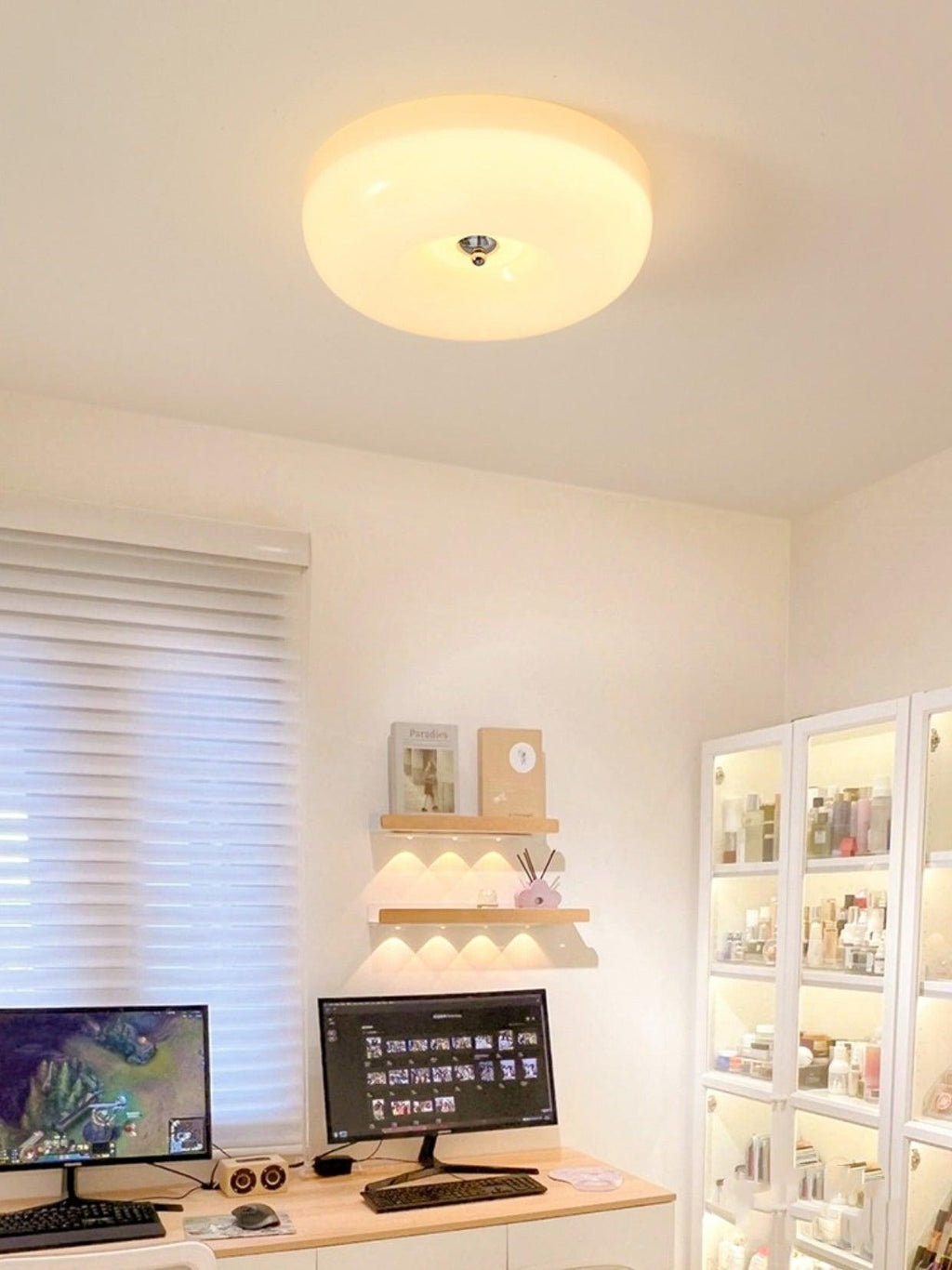 Lámpara de techo de vidrio lechoso color crema con acento plateado, regulable en blanco cálido