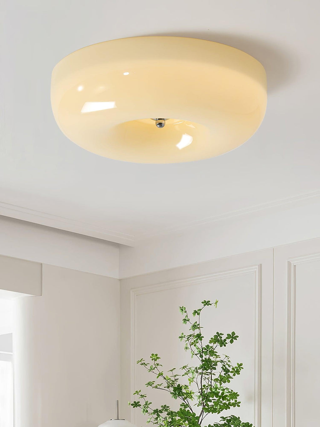 Lámpara de techo de vidrio lechoso color crema con acento plateado, regulable en blanco cálido
