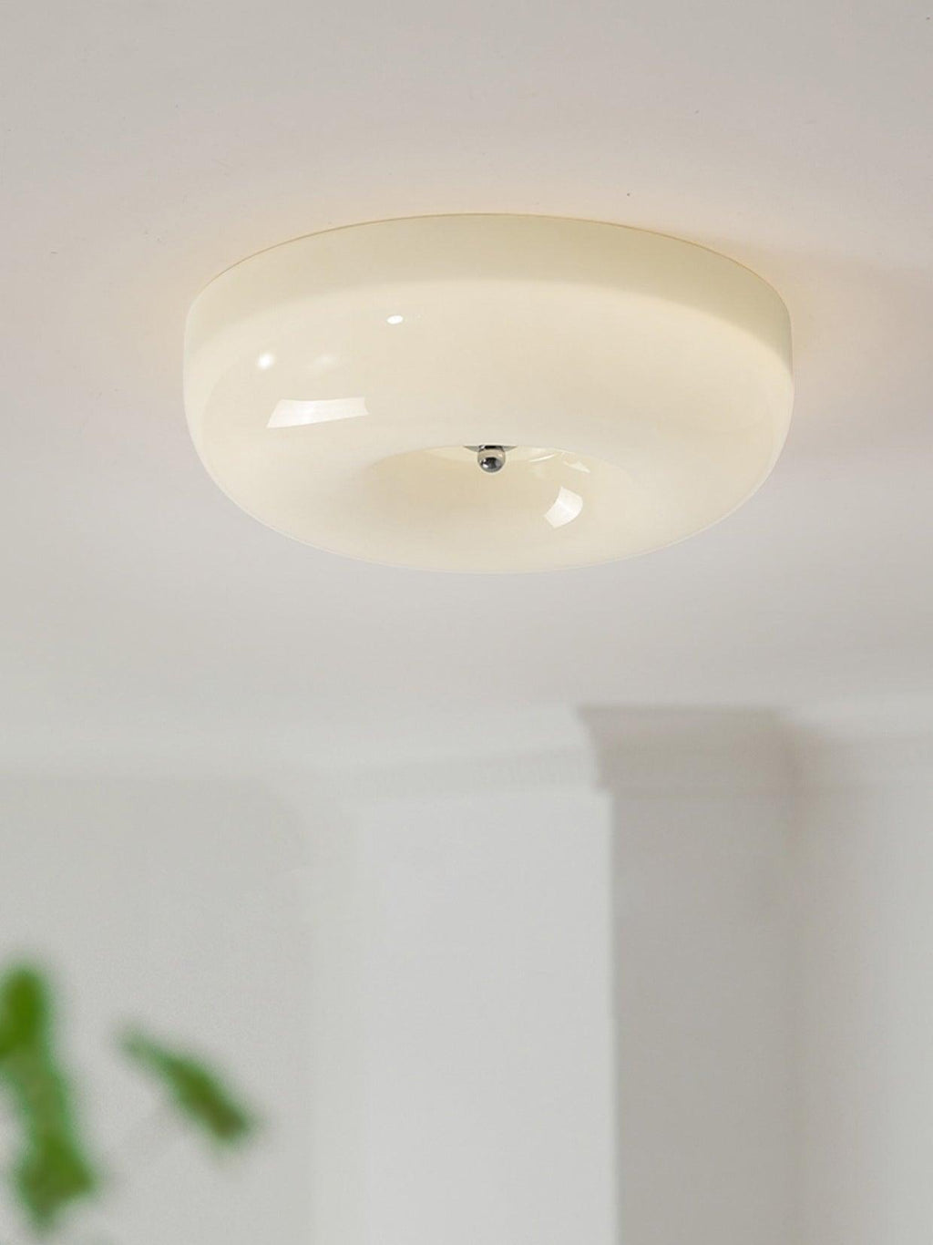 Lámpara de techo de vidrio lechoso color crema con acento plateado, regulable en blanco cálido