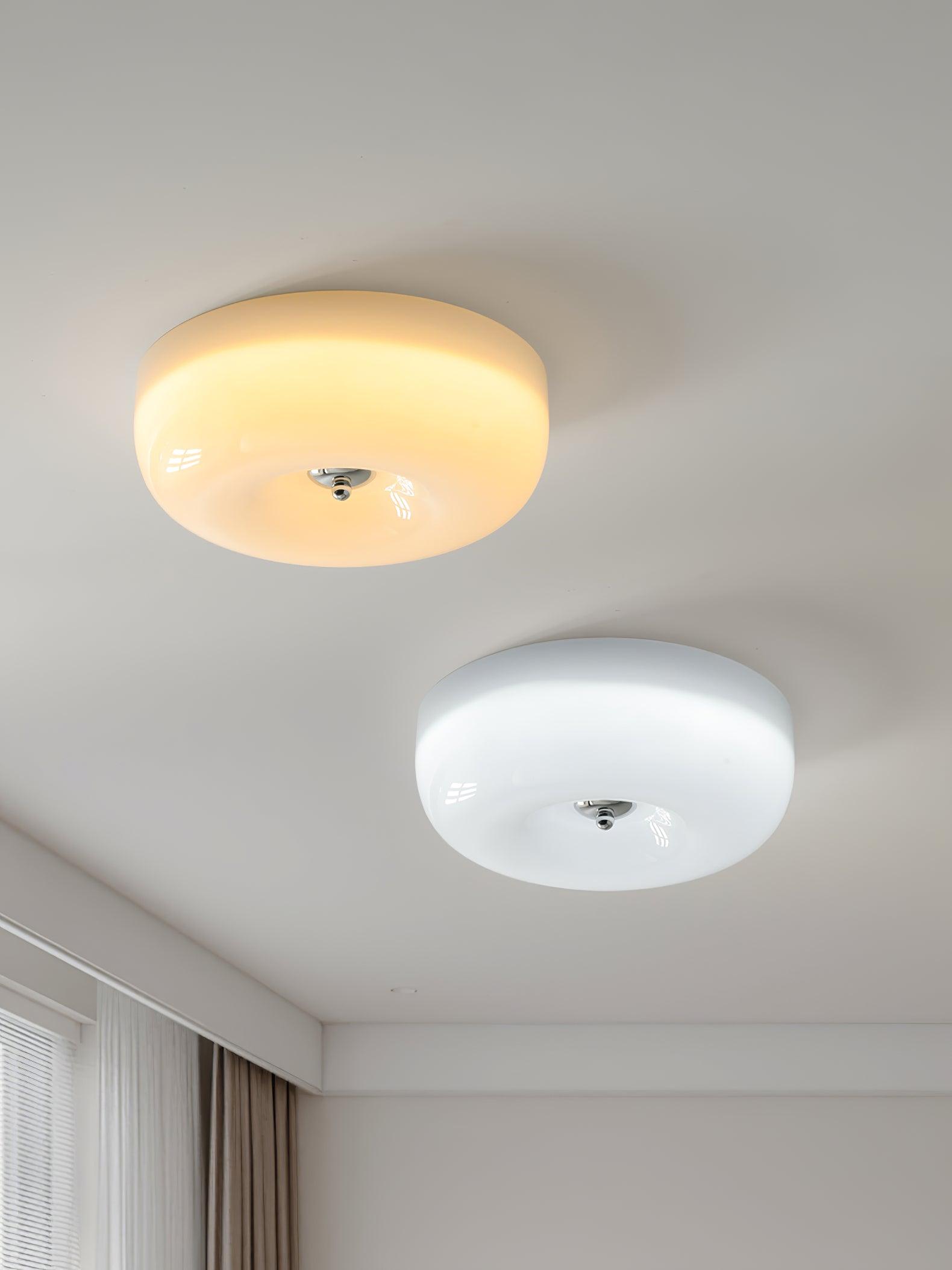 Lámpara de techo de vidrio lechoso color crema con acento plateado, regulable en blanco cálido