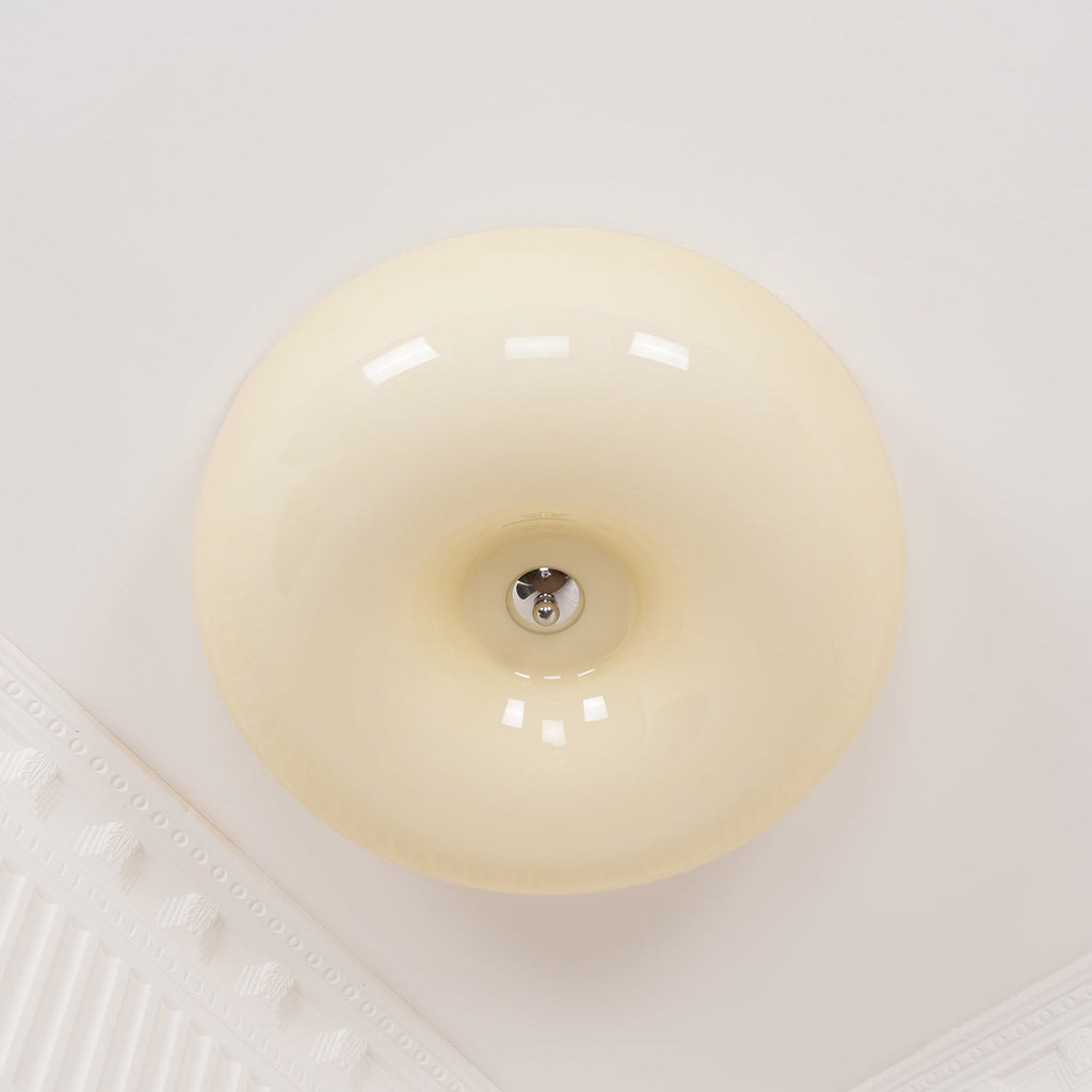 Lámpara de techo de vidrio lechoso color crema con acento plateado, regulable en blanco cálido