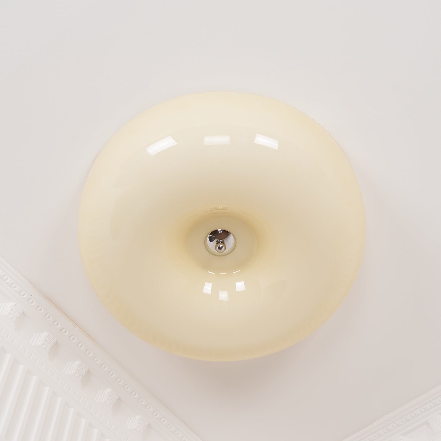 Lámpara de techo de vidrio lechoso color crema con acento plateado, regulable en blanco cálido