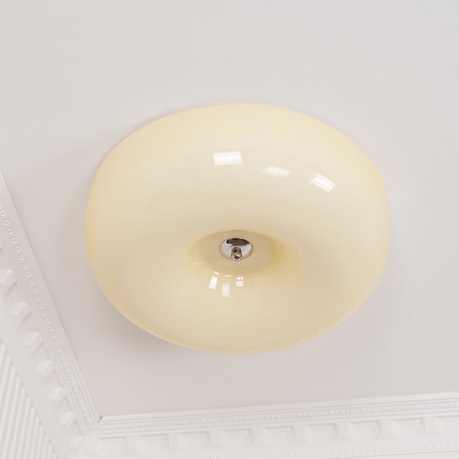 Lámpara de techo de vidrio lechoso color crema con acento plateado, regulable en blanco cálido