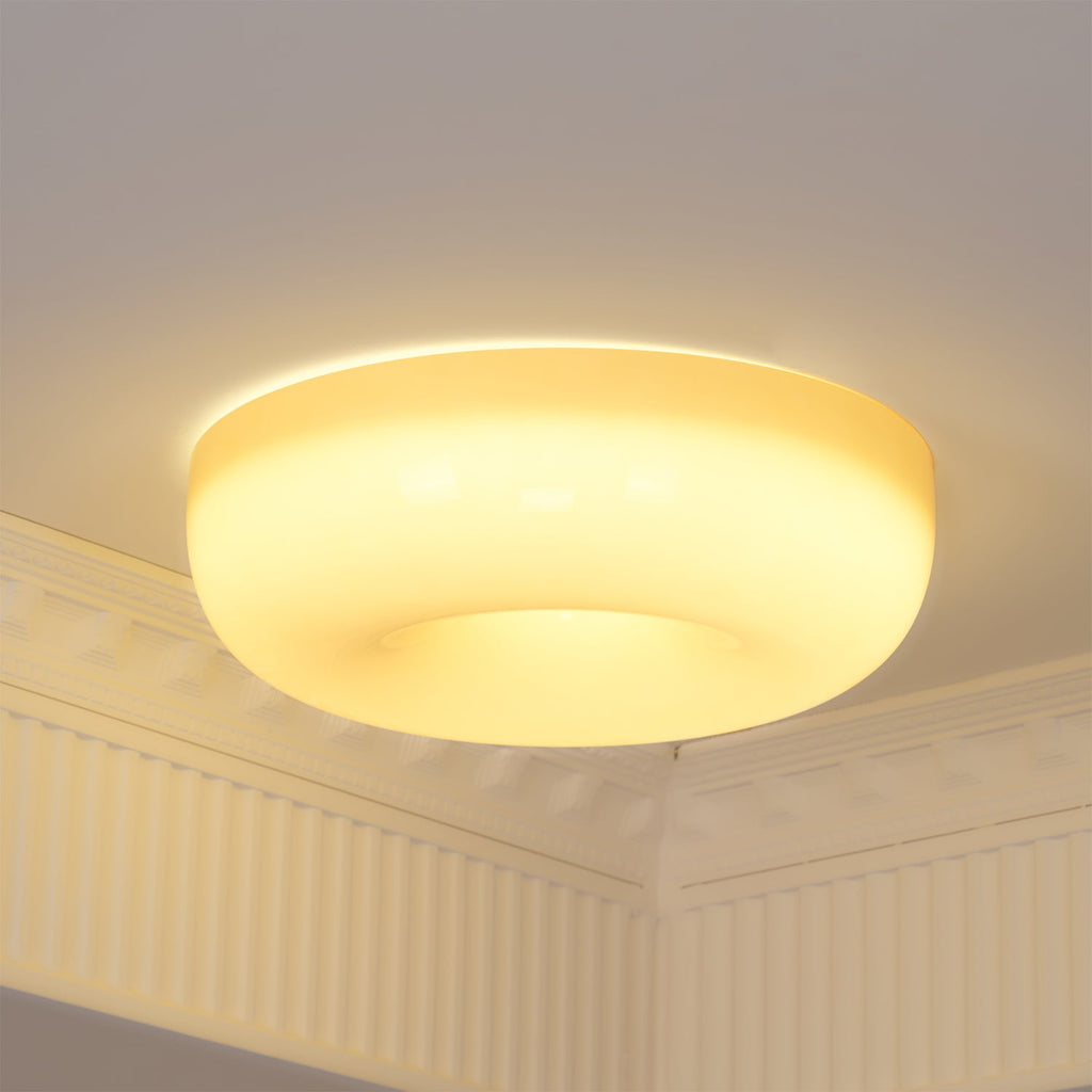 Lámpara de techo de vidrio lechoso color crema con acento plateado, regulable en blanco cálido