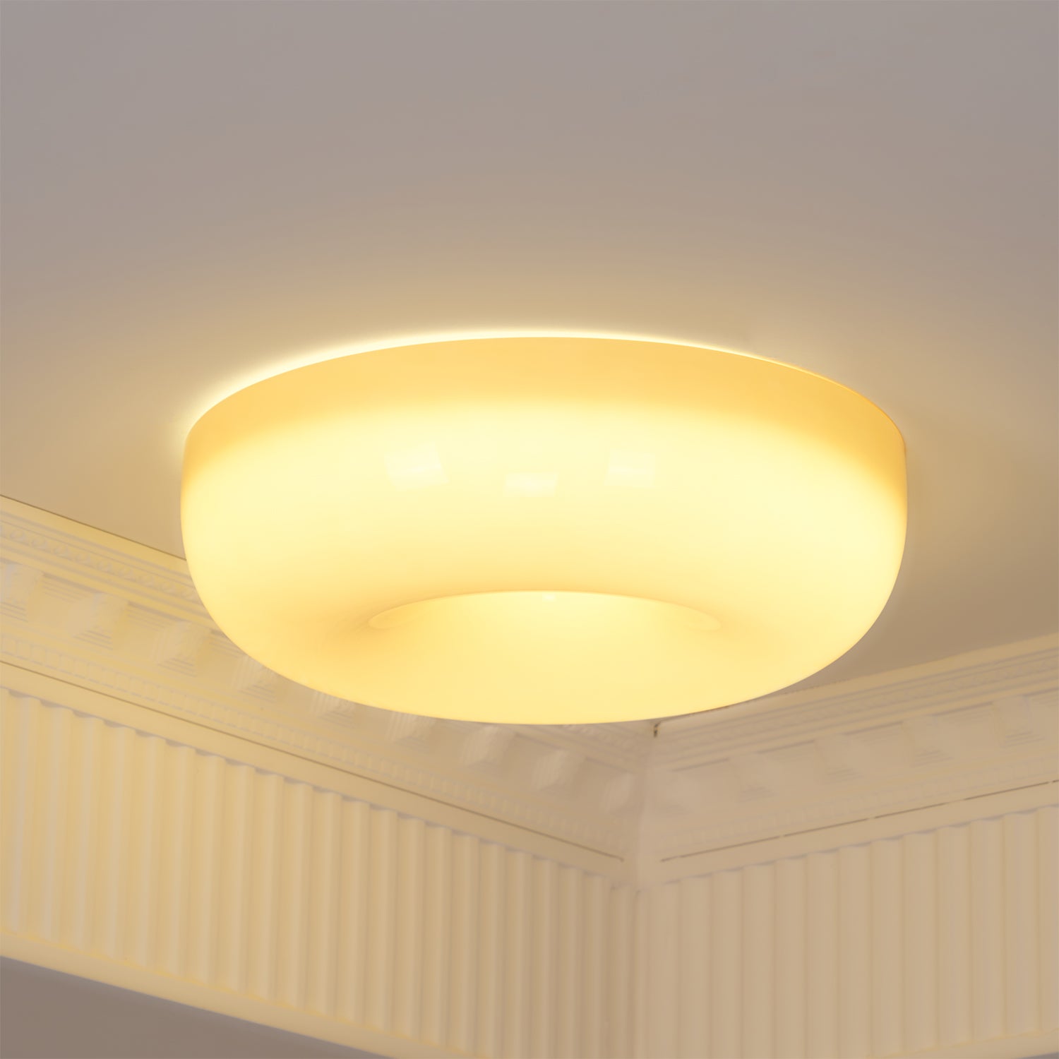 Lámpara de techo de vidrio lechoso color crema con acento plateado, regulable en blanco cálido