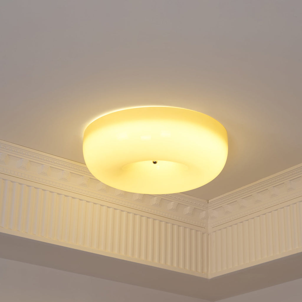 Lámpara de techo de vidrio lechoso color crema con acento plateado, regulable en blanco cálido