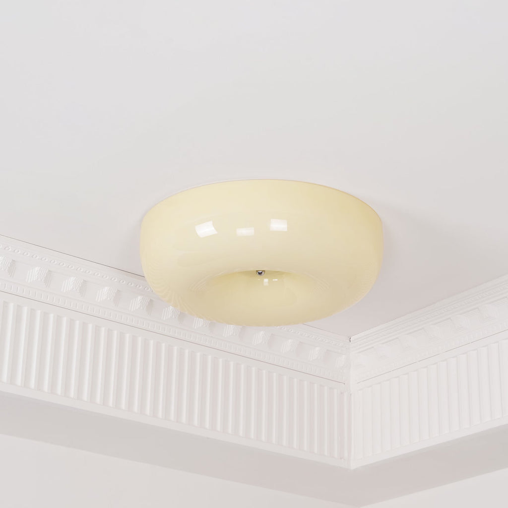 Lámpara de techo de vidrio lechoso color crema con acento plateado, regulable en blanco cálido