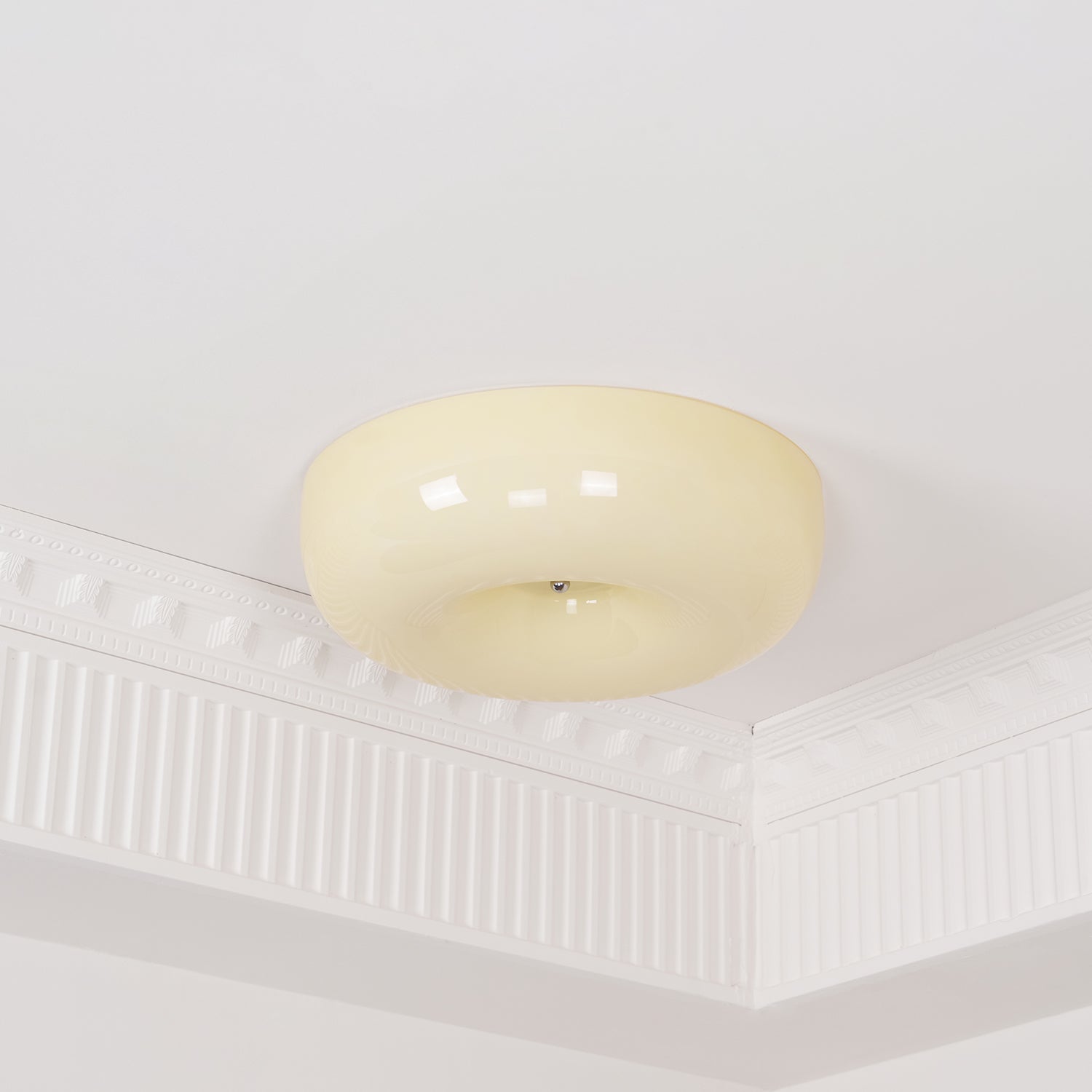Lámpara de techo de vidrio lechoso color crema con acento plateado, regulable en blanco cálido