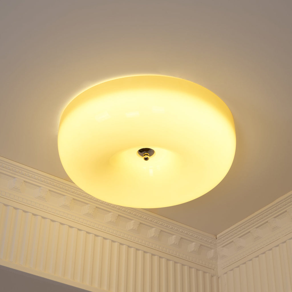 Lámpara de techo de vidrio lechoso color crema con acento plateado, regulable en blanco cálido