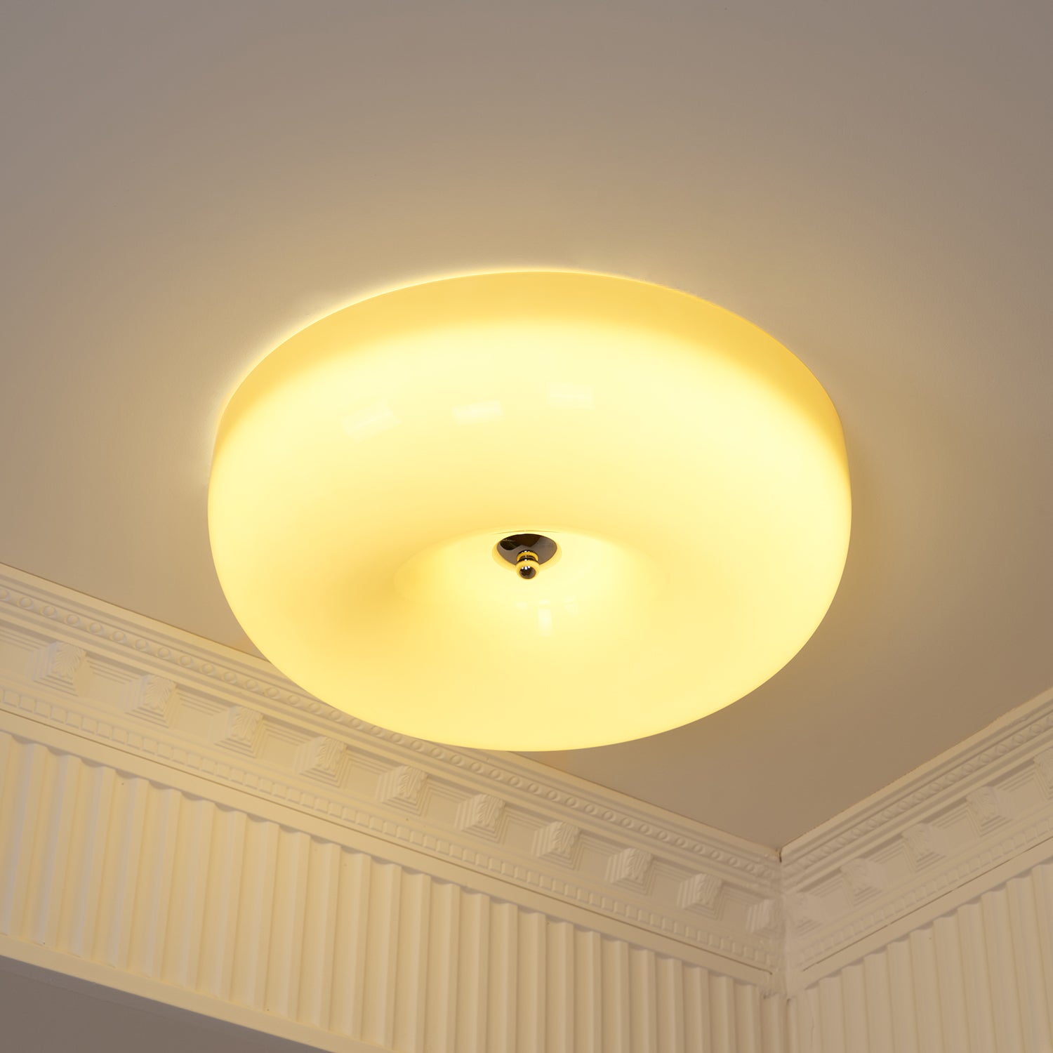 Lámpara de techo de vidrio lechoso color crema con acento plateado, regulable en blanco cálido