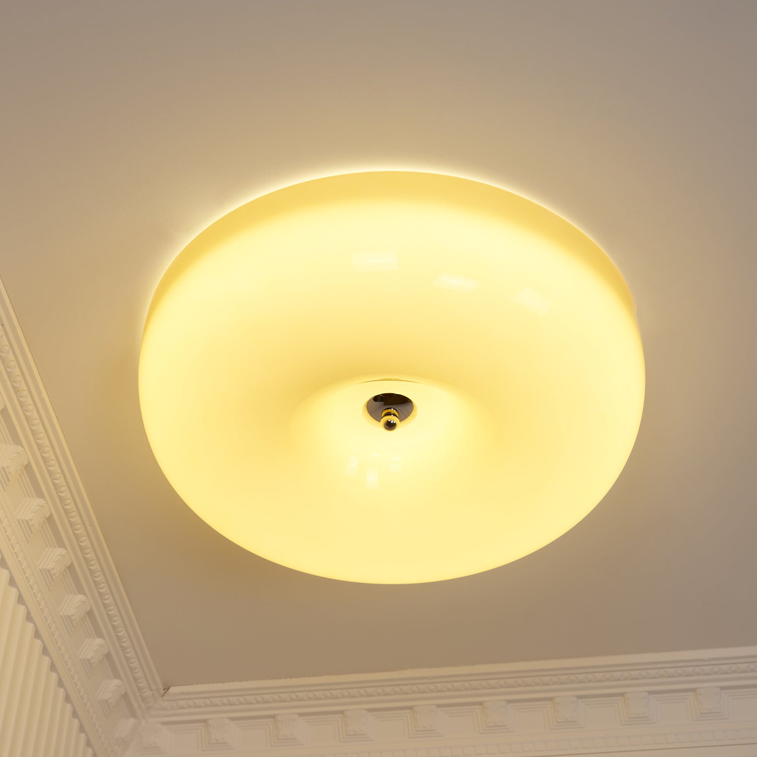 Lámpara de techo de vidrio lechoso color crema con acento plateado, regulable en blanco cálido