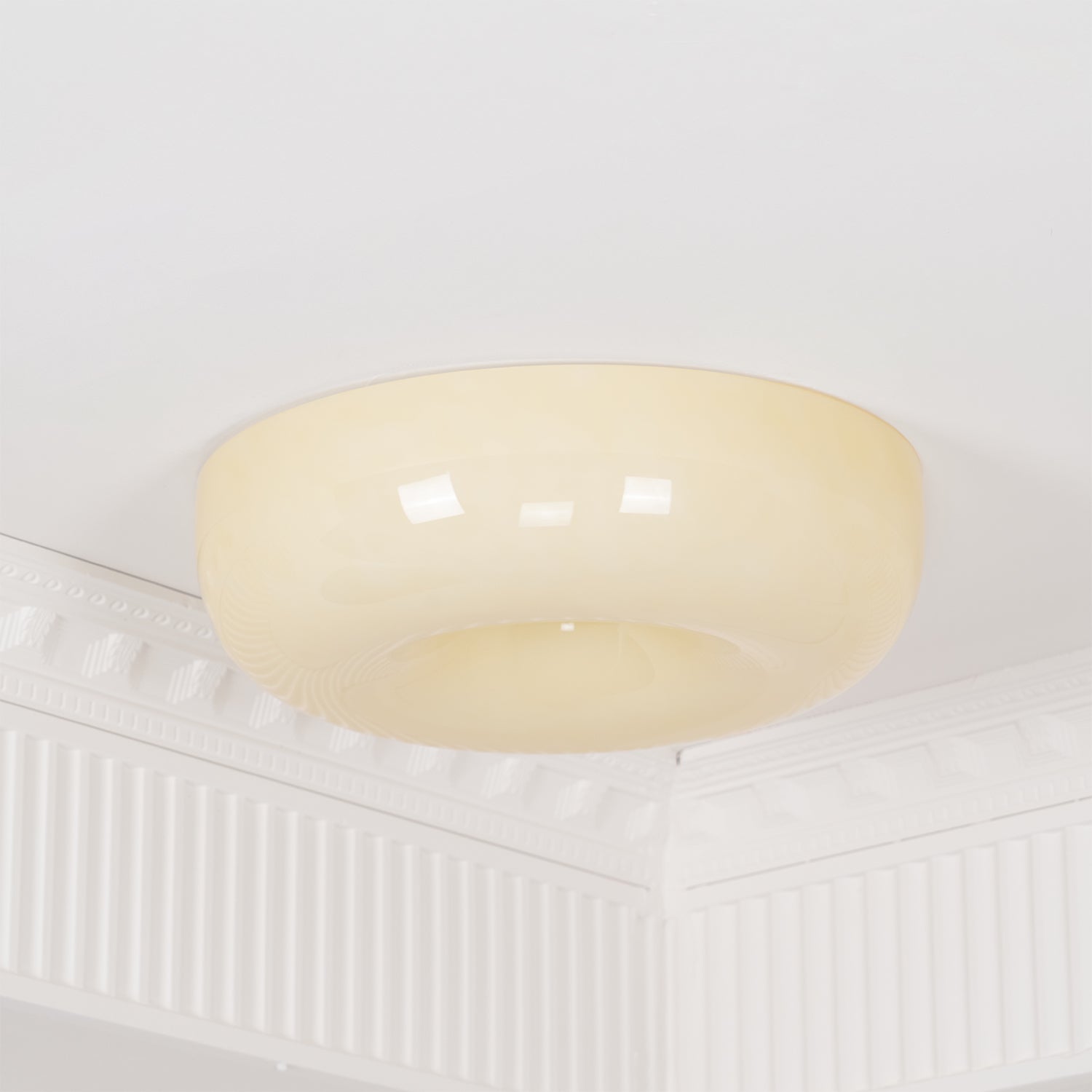Lámpara de techo de vidrio lechoso color crema con acento plateado, regulable en blanco cálido