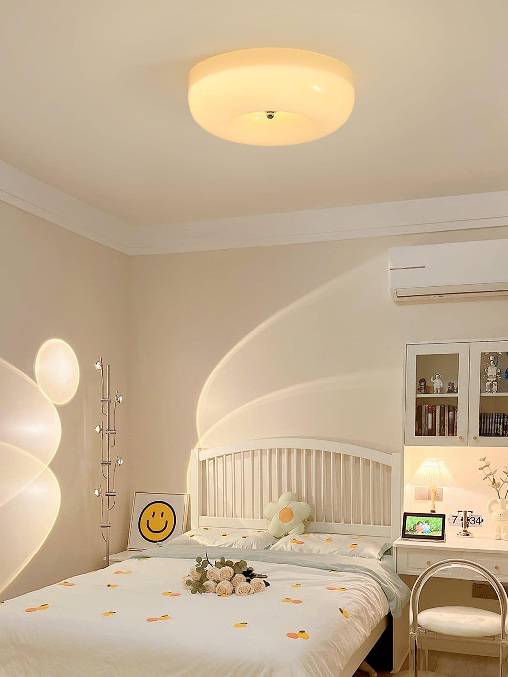Lámpara de techo de vidrio lechoso color crema con acento plateado, regulable en blanco cálido