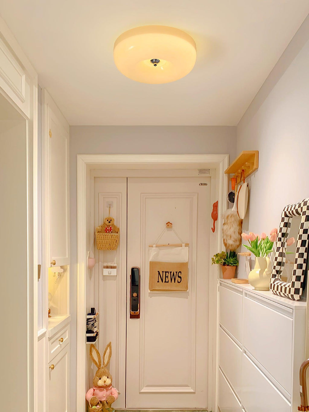 Lámpara de techo de vidrio lechoso color crema con acento plateado, regulable en blanco cálido