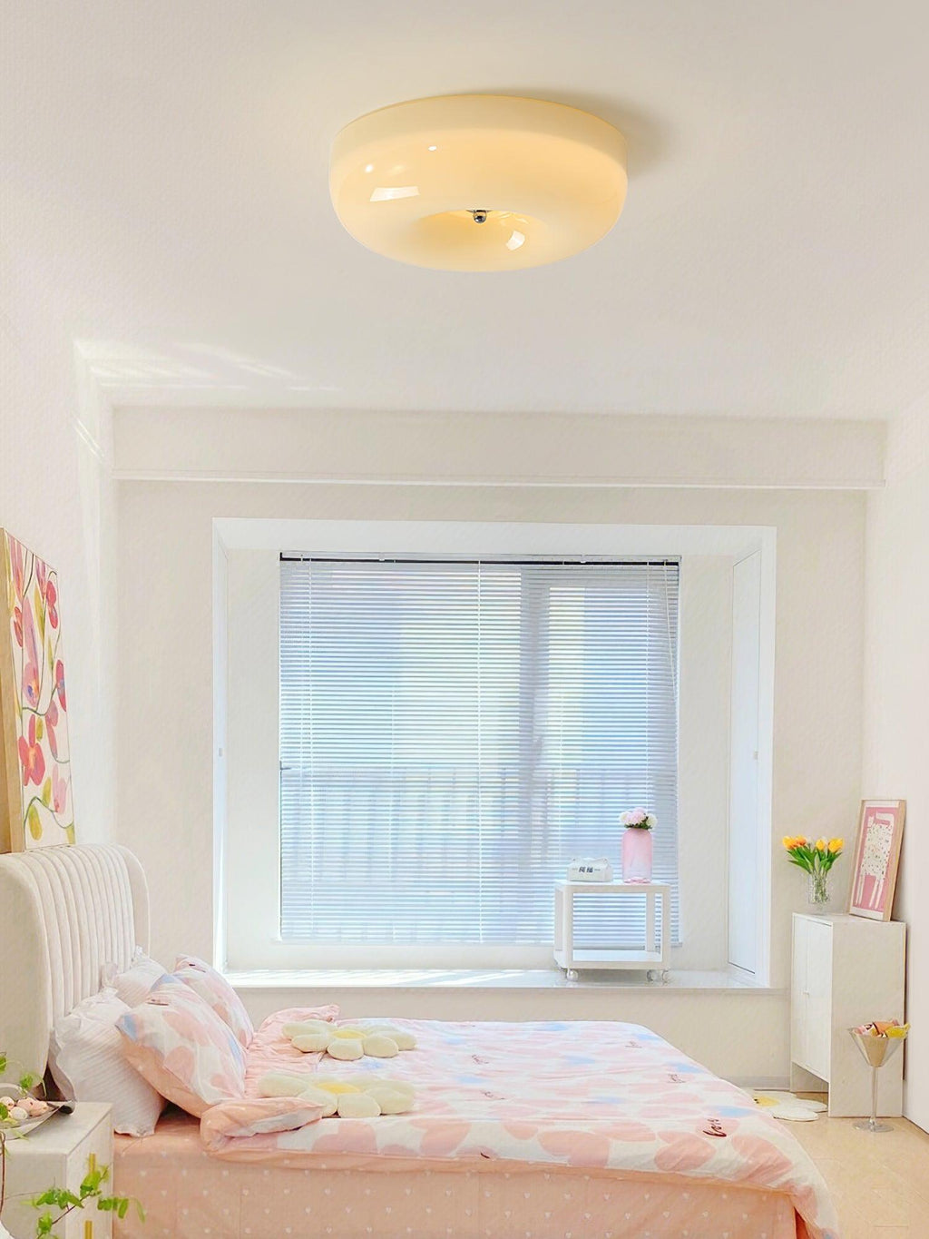 Lámpara de techo de vidrio lechoso color crema con acento plateado, regulable en blanco cálido