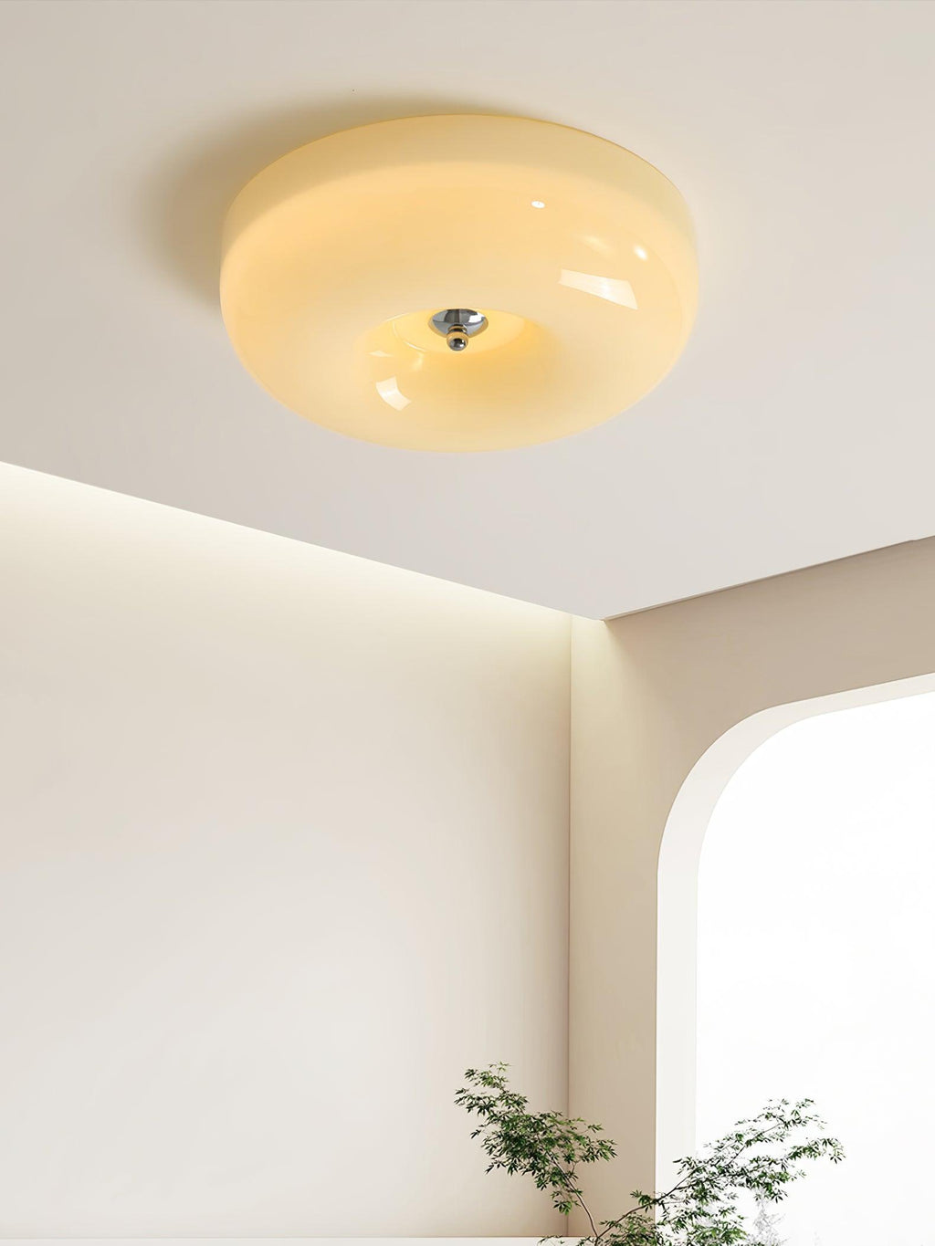 Lámpara de techo de vidrio lechoso color crema con acento plateado, regulable en blanco cálido