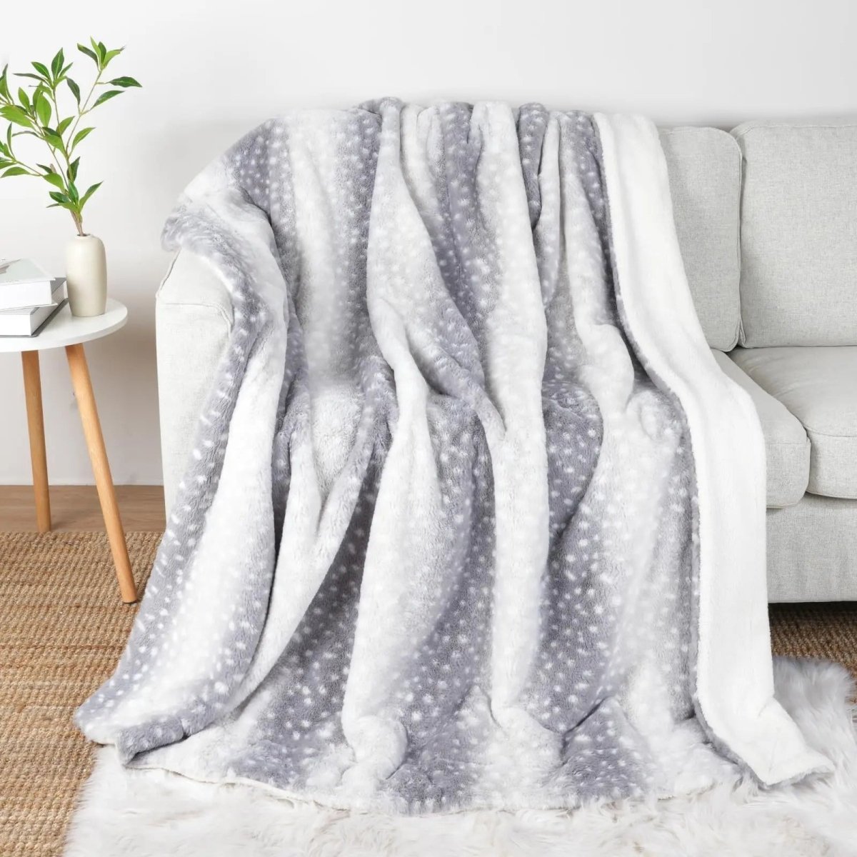 NatureNest Cozy Wild Fur Blanket With Deer Motif - Reversible Plush Comfort