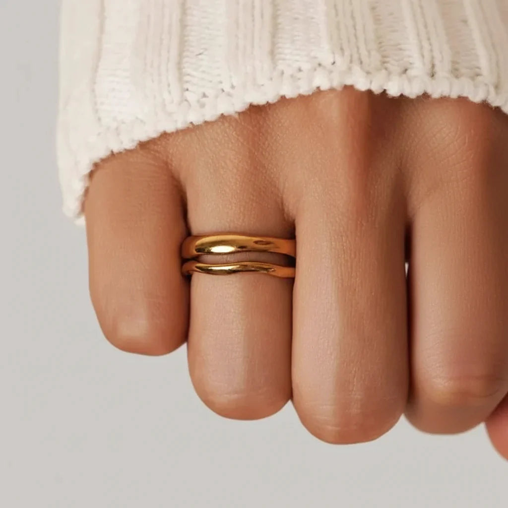 Minimalistisk guldring med rustfrit stål til daglig brug