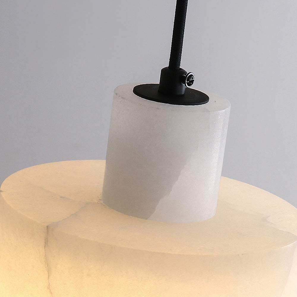 Lampada a sospensione in marmo bianco Nordin per interni scandinavi | Snurv