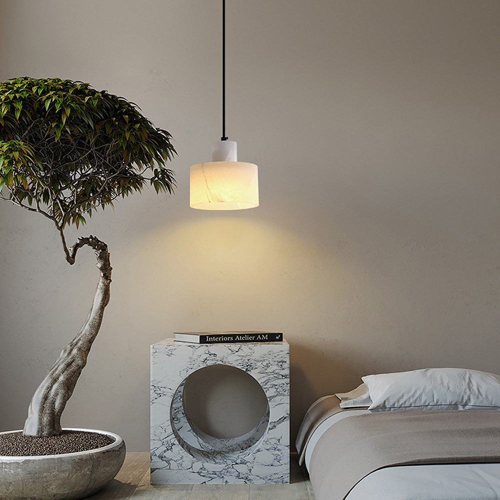 Lampada a sospensione in marmo bianco Nordin per interni scandinavi | Snurv