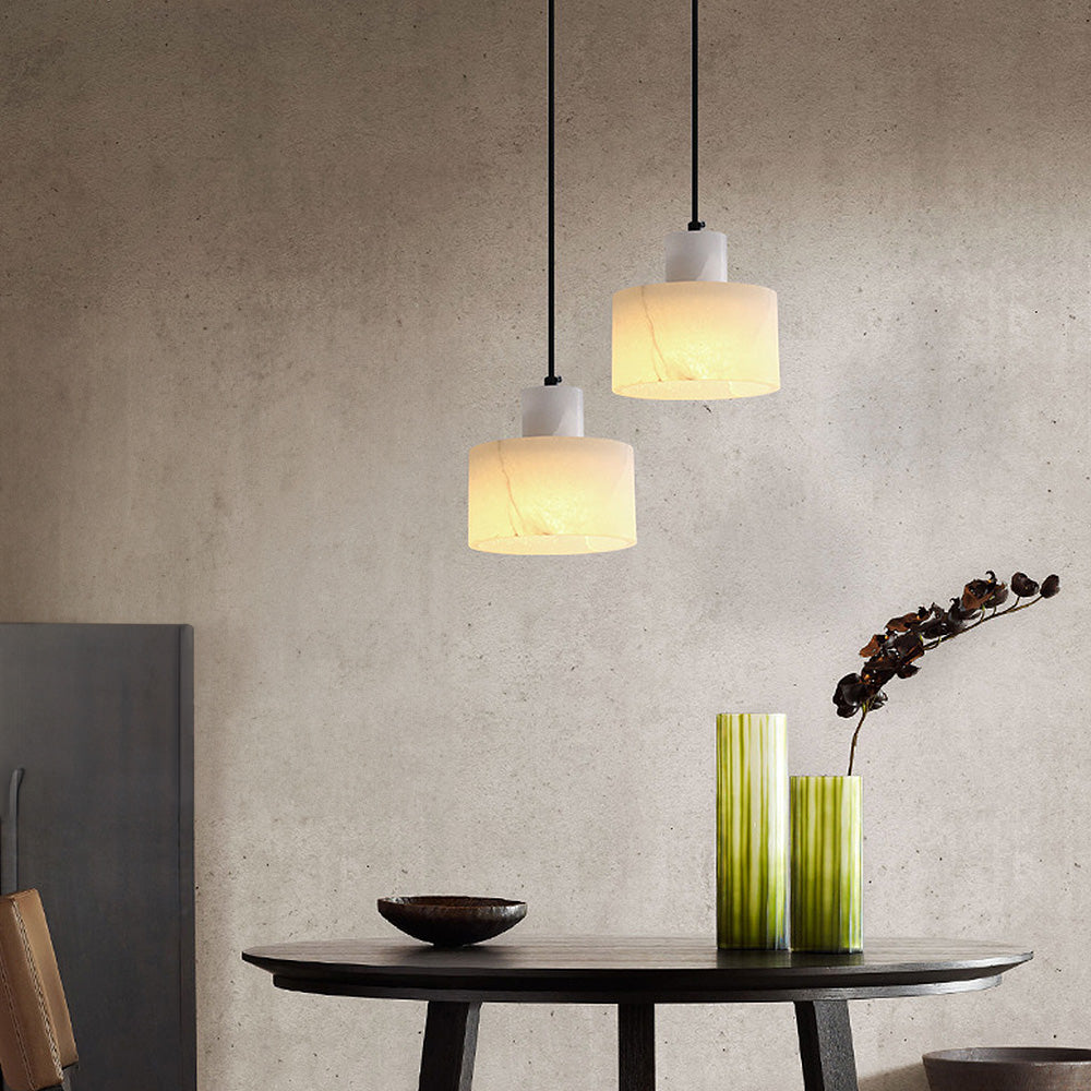 Lampada a sospensione in marmo bianco Nordin per interni scandinavi | Snurv