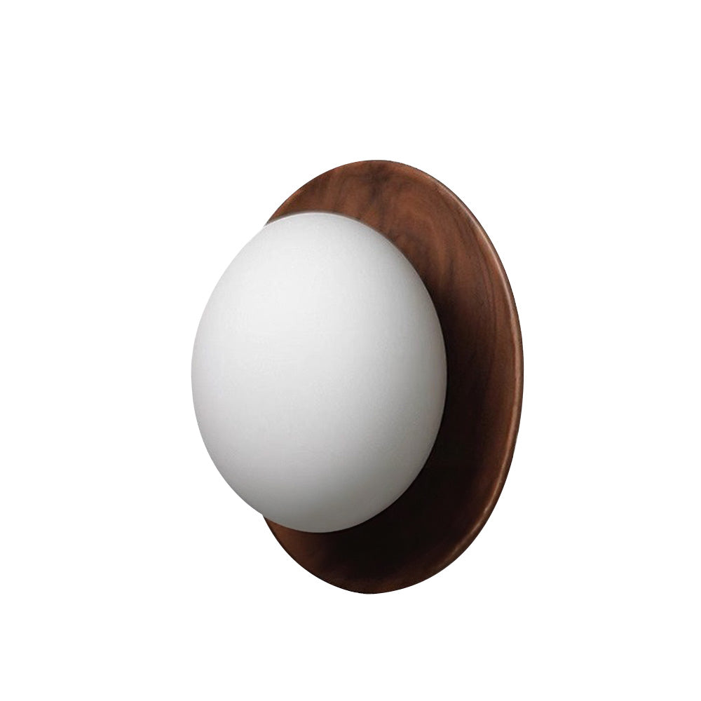 Minimalistyczna biała lampa ścienna z naturalnymi drewnianymi akcentami do każdego pomieszczenia
