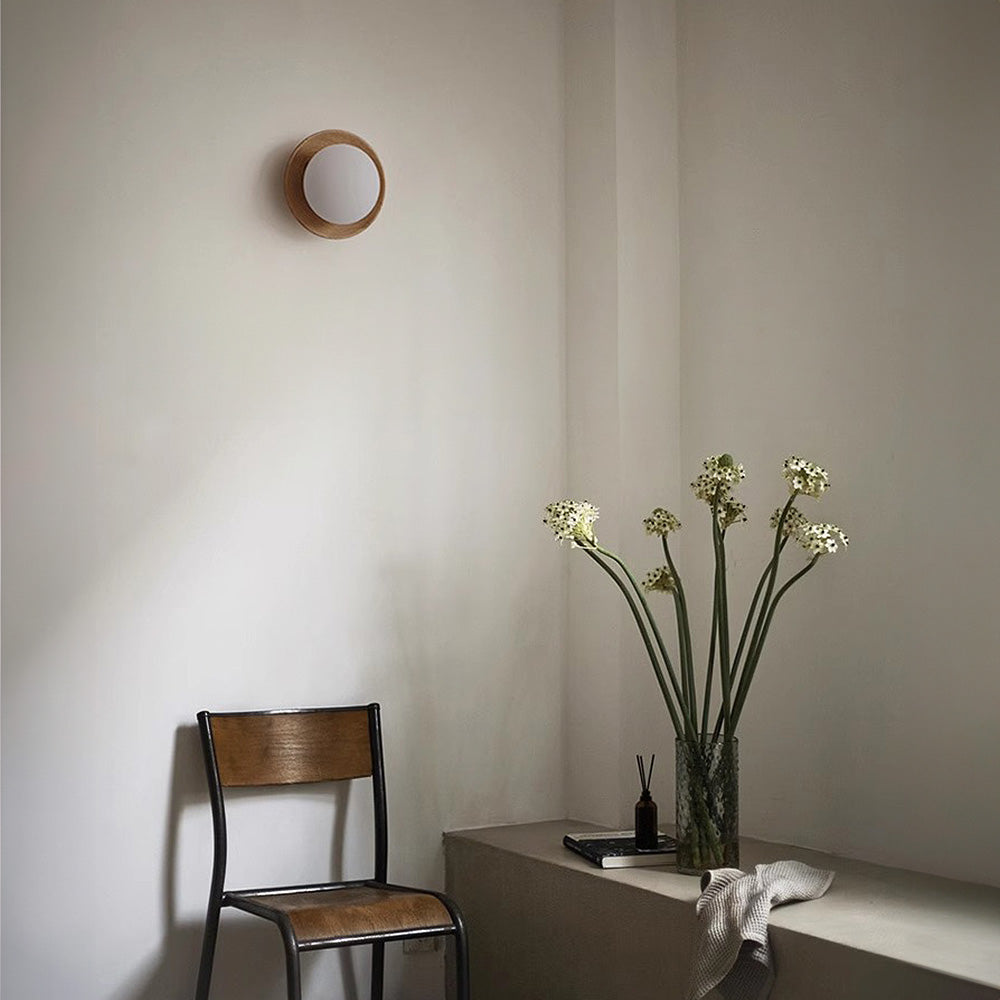 Minimalistyczna biała lampa ścienna z naturalnymi drewnianymi akcentami do każdego pomieszczenia