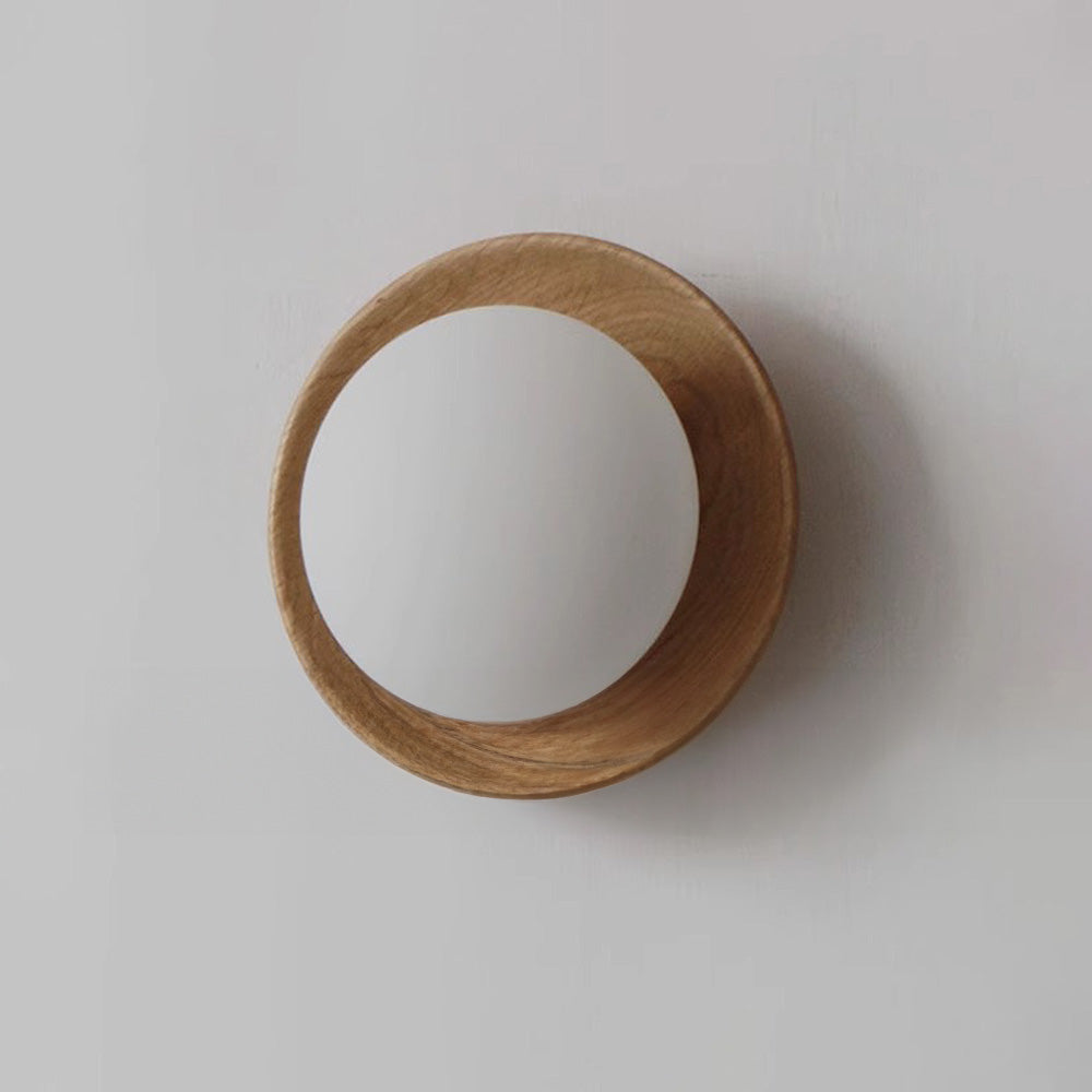 Minimalistyczna biała lampa ścienna z naturalnymi drewnianymi akcentami do każdego pomieszczenia