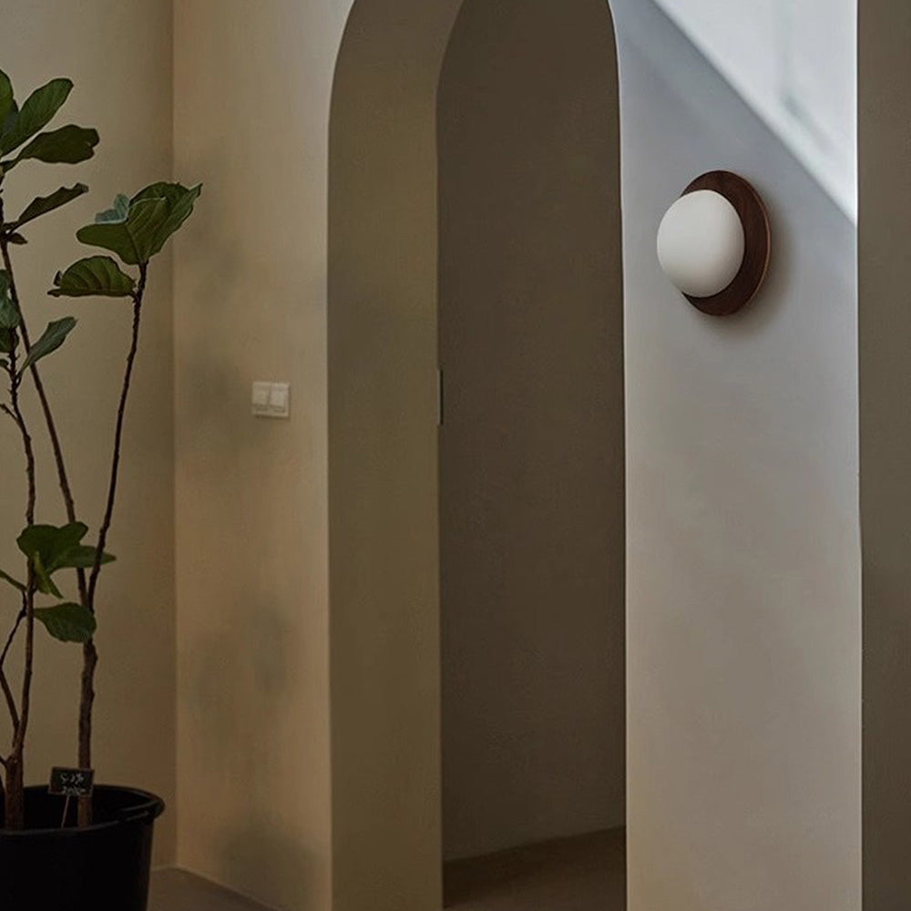 Minimalistyczna biała lampa ścienna z naturalnymi drewnianymi akcentami do każdego pomieszczenia