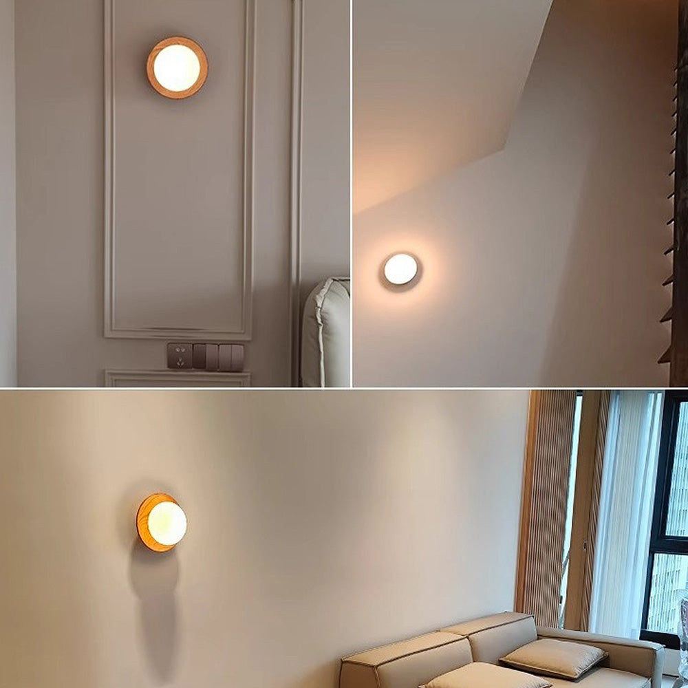 Minimalistyczna biała lampa ścienna z naturalnymi drewnianymi akcentami do każdego pomieszczenia
