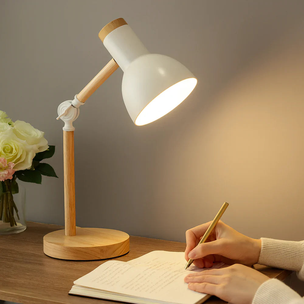 Severská dřevěná stolní lampa s nastavitelným ramenem pro čtení