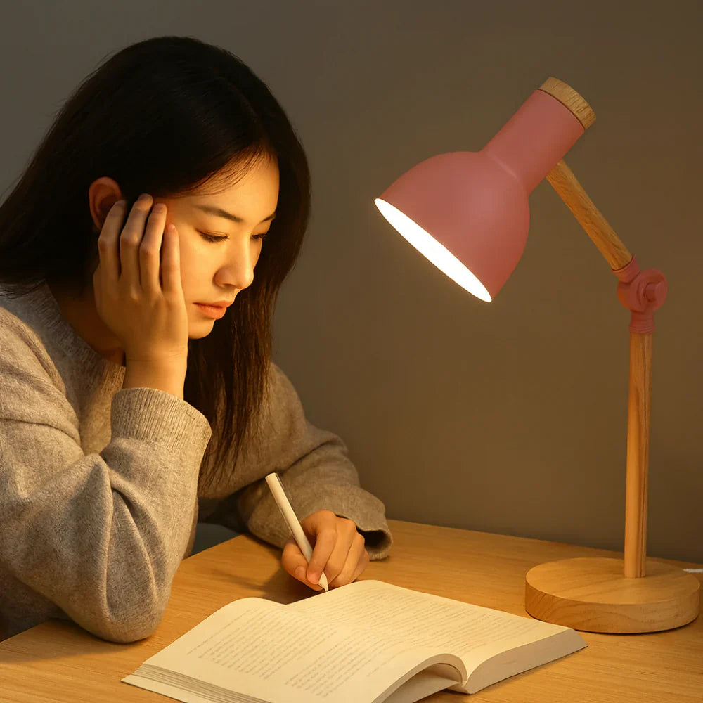 Severská dřevěná stolní lampa s nastavitelným ramenem pro čtení