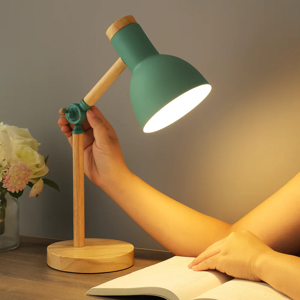 Severská dřevěná stolní lampa s nastavitelným ramenem pro čtení