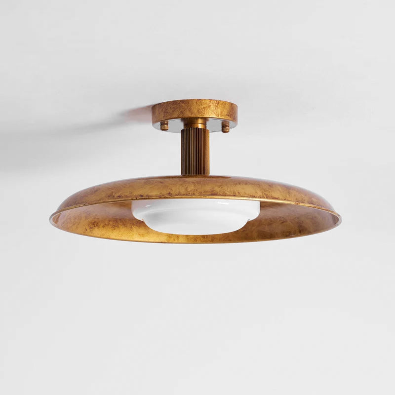 Plafonnier avec abat-jour en verre soufflé à la main et rosace en métal texturé, lumière d'ambiance chaude